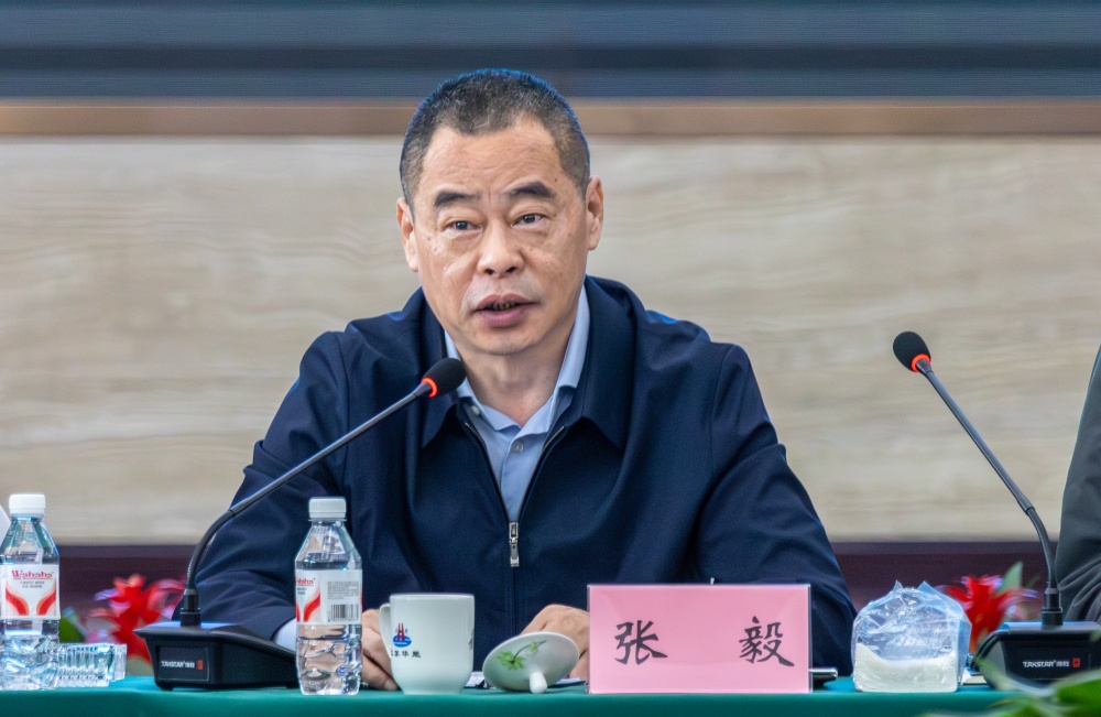 張毅.jpg